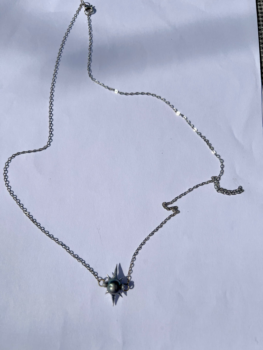Centred Pearl Glow Hand Chain Design