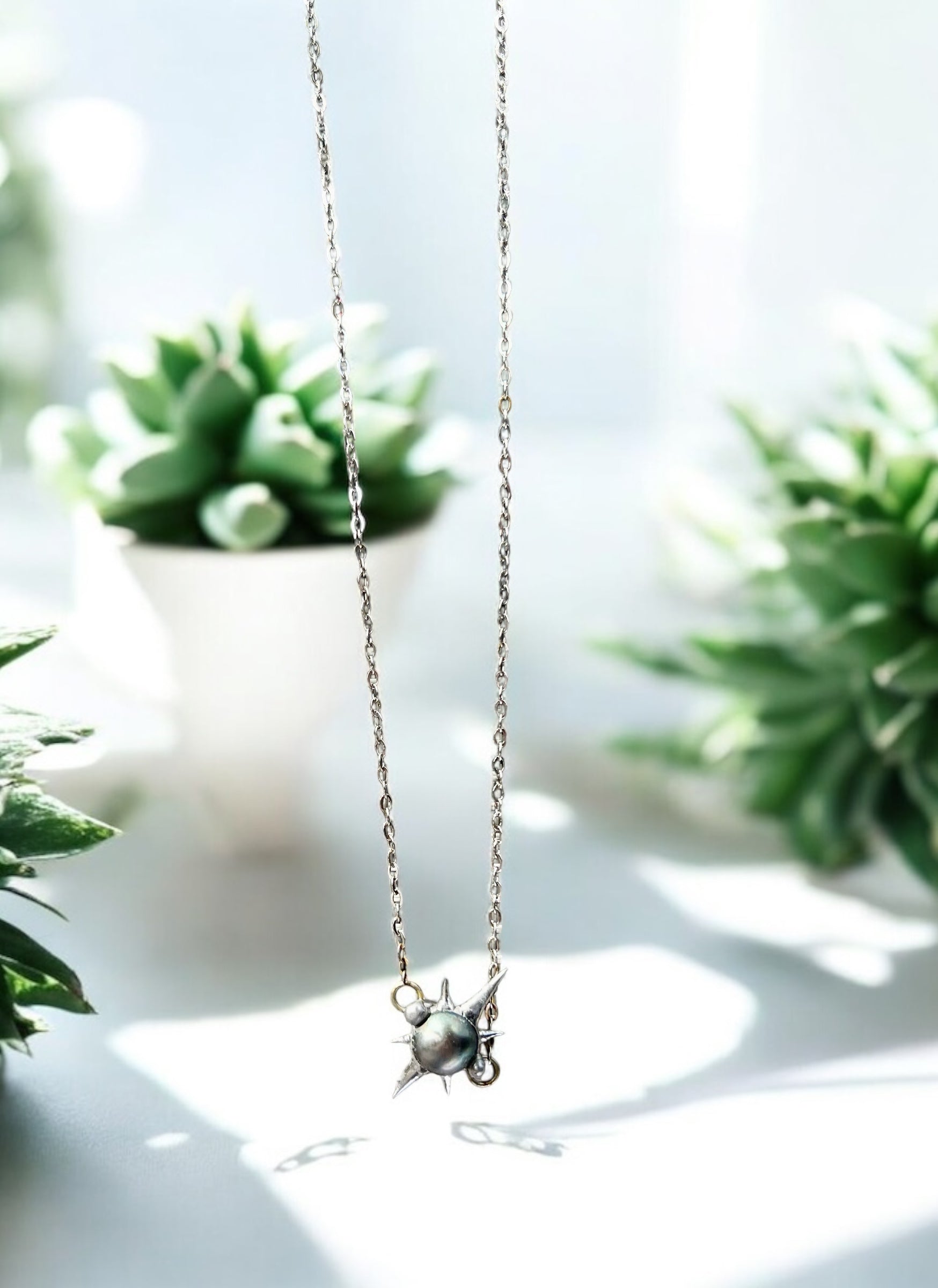 Centred Pearl Glow Hand Chain Design